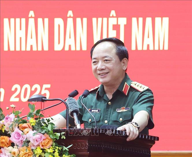 Đại tướng Trịnh Văn Quyết, Bí thư Trung ương Đảng, Ủy viên Thường vụ Quân ủy Trung ương, Chủ nhiệm Tổng cục Chính trị Quân đội nhân dân Việt Nam trình bày báo cáo. Ảnh: Thống Nhất – TTXVN