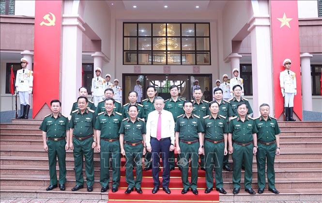 Tổng Bí thư Tô Lâm cùng các lãnh đạo Quân ủy Trung ương, Bộ Quốc phòng, Tổng cục Chính trị Quân đội nhân dân Việt Nam. Ảnh: Thống Nhất – TTXVN