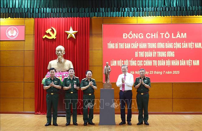 Tổng Bí thư Tô Lâm tặng bức tượng Bác Hồ cho Tổng cục Chính trị Quân đội nhân dân Việt Nam. Ảnh: Thống Nhất – TTXVN
