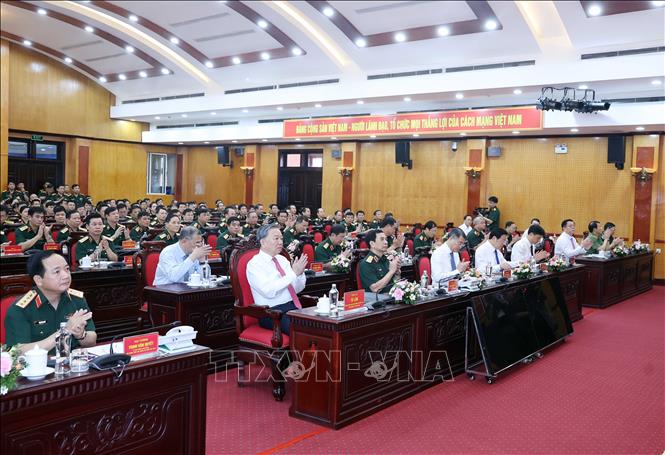 Tổng Bí thư Tô Lâm và các đại biểu tham dự buổi làm việc với Tổng cục Chính trị Quân đội nhân dân Việt Nam. Ảnh: Thống Nhất – TTXVN