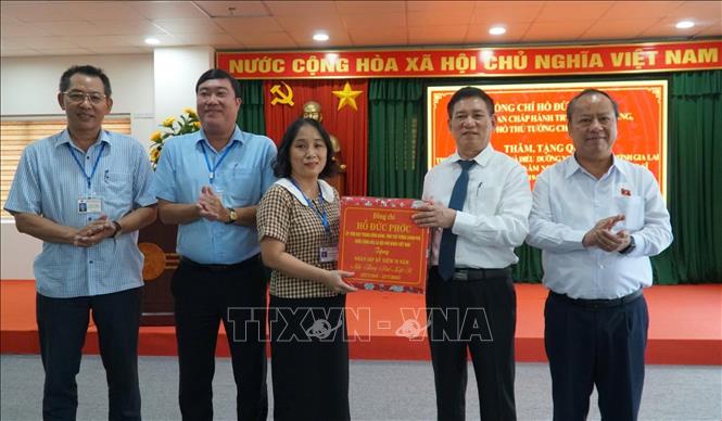 Phó Thủ tướng Hồ Đức Phớc tặng quà cho Trung tâm Chăm sóc và Điều dưỡng Người có công tỉnh. Ảnh: Sỹ Thắng - TTXVN