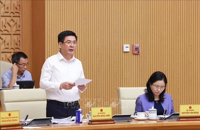 Bộ trưởng Bộ Công Thương Nguyễn Hồng Diên trình bày Tờ trình tóm tắt về Dự án Luật Thương mại điện tử. Ảnh: Dương Giang-TTXVN
