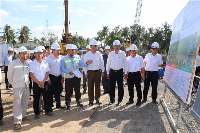Đoàn công tác khảo sát công trình cầu Đại Ngãi 1. Ảnh: Thanh Hòa - TTXVN