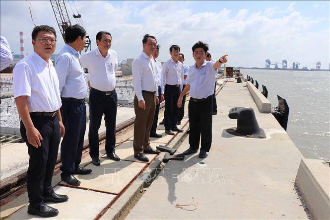 Đoàn công tác khảo sát khu vực xây dựng cảng tổng hợp Định An. Ảnh: Thanh Hòa - TTXVN