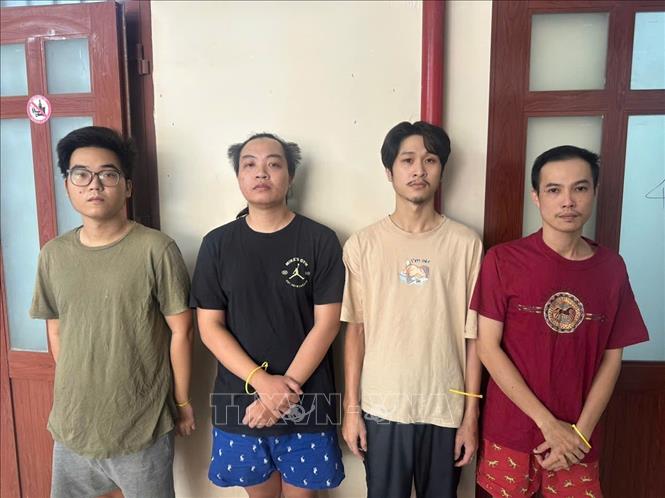 Các đối tượng có liên quan đến đường dây mua bán, sử dụng ma túy. Ảnh: TTXVN phát