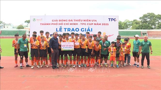 Đội U14 Thăng Long FC nhận phần thưởng từ Ban tổ chức Giải. Ảnh: Trung Tuyến - TTXVN