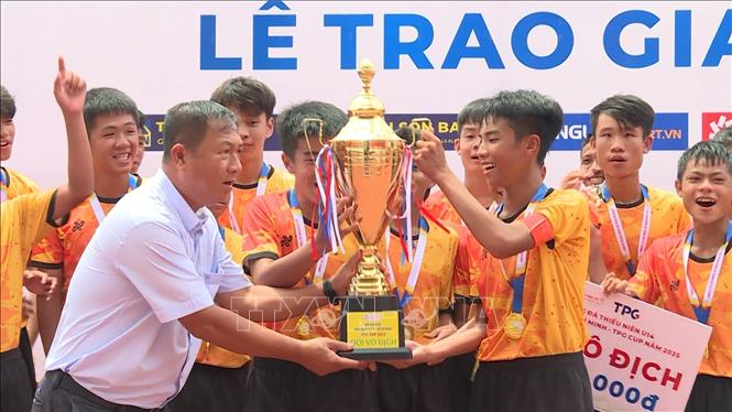 U14 Thăng Long FC nhận Cúp Vô địch Giải bóng đá thiếu niên U14 Thành phố Hồ Chí Minh. Ảnh: Trung Tuyến - TTXVN