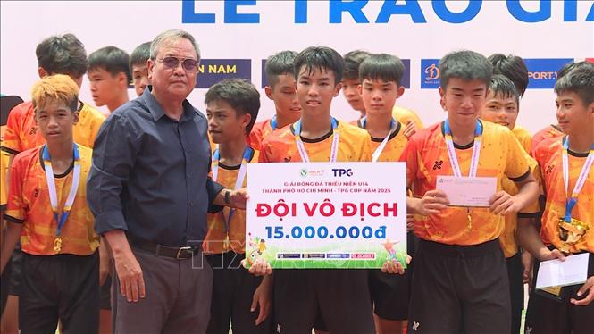 U14 Thăng Long FC nhận phần thưởng từ Ban tổ chức Giải. Ảnh: Trung Tuyến - TTXVN