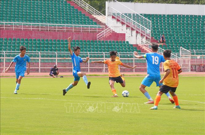 Cầu thủ U14 Gia Định FC (áo xanh) cản pha sút bóng của cầu thủ U14 Thăng Long FC (áo vàng). Ảnh: Trung Tuyến - TTXVN