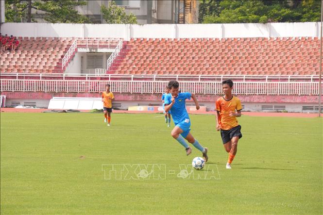 Pha tranh bóng giữa cầu thủ U14 Gia Định FC (áo xanh) và U14 Thăng Long FC (áo vàng). Ảnh: Trung Tuyến - TTXVN