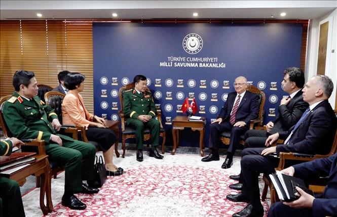Thứ trưởng Bộ Quốc phòng Hoàng Xuân Chiến hội kiến Bộ trưởng Bộ Quốc phòng Thổ Nhĩ Kỳ Yasar Guler. Ảnh: TTXVN phát