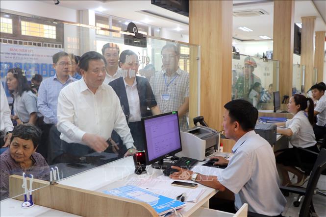 Đồng chí Nguyễn Xuân Thắng thăm Trung tâm Cung ứng dịch vụ công xã Tư Nghĩa (Quảng Ngãi). Ảnh: Cao Nguyên-TTXVN
