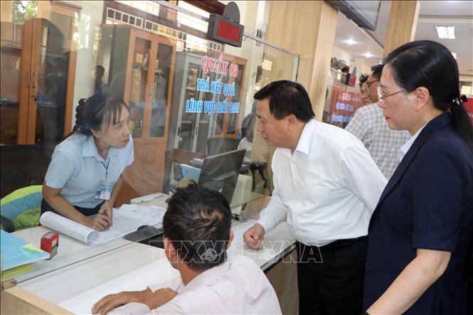 Đồng chí Nguyễn Xuân Thắng thăm Trung tâm Cung ứng dịch vụ công xã Tư Nghĩa (Quảng Ngãi). Ảnh: Cao Nguyên-TTXVN
