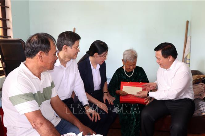 Đồng chí Nguyễn Xuân Thắng thăm, tặng quà Mẹ Việt Nam Anh hùng Nguyễn Thị Nuôi (104 tuổi) ở thôn Vạn An 3, xã Tư Nghĩa. Ảnh: Cao Nguyên-TTXVN
