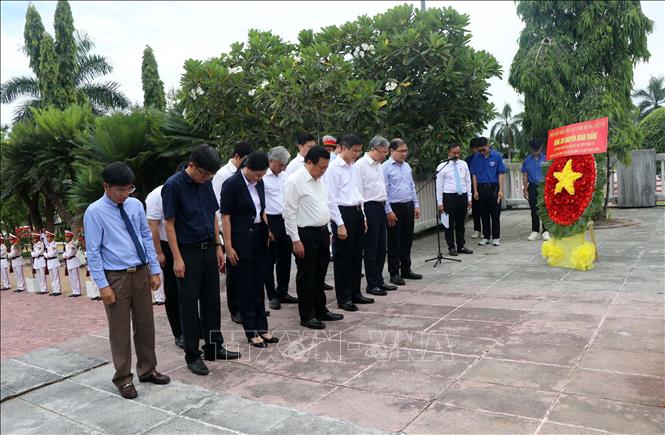 Đồng chí Nguyễn Xuân Thắng đến viếng tại Nghĩa trang liệt sĩ phường Cẩm Thành (Nghĩa trang liệt sĩ thành phố Quảng Ngãi cũ). Ảnh: Cao Nguyên-TTXVN

