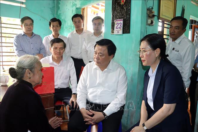 Đồng chí Nguyễn Xuân Thắng đến thăm, tặng quà vợ liệt sĩ Đoàn Bưởi ở thôn Vạn An 3, xã Tư Nghĩa. Ảnh: Cao Nguyên-TTXVN
