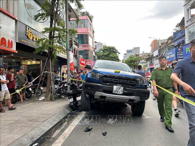 Ô tô tông liên hoàn nhiều xe máy tại phố Khâm Thiên. Ảnh: Huy Hùng - TTXVN