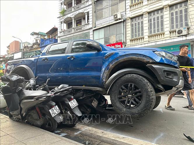 Ô tô tông liên hoàn nhiều xe máy tại phố Khâm Thiên. Ảnh: Huy Hùng - TTXVN