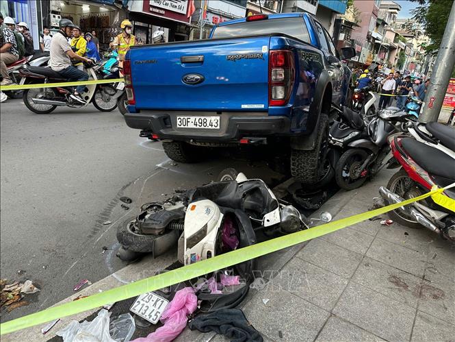 Ô tô tông liên hoàn nhiều xe máy tại phố Khâm Thiên. Ảnh: Huy Hùng - TTXVN