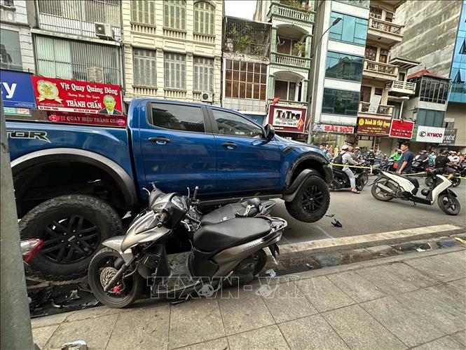 Ô tô tông liên hoàn nhiều xe máy tại phố Khâm Thiên. Ảnh: Huy Hùng - TTXVN