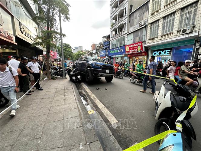 Vụ tai nạn khiến giao thông qua khu vực bị ùn ứ. Ảnh: Huy Hùng - TTXVN