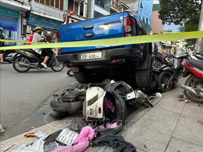 Ô tô tông liên hoàn nhiều xe máy tại phố Khâm Thiên. Ảnh: Huy Hùng - TTXVN