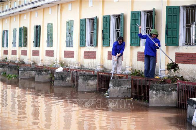 Các công nhân, kỹ thuật viên Trạm bơm Lịch Bài trực bão 24/24 và thực hiện tiêu đệm, tiêu úng. Ảnh: Nguyễn Công Hải - TTXVN