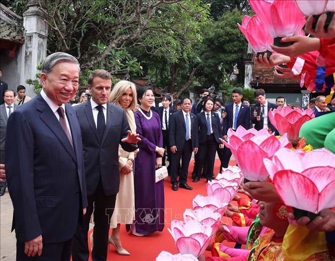 Màn biểu diễn Nhã nhạc cung đình Huế - di sản văn hóa phi vật thể đã được UNESCO vinh danh, với những giai điệu uyển chuyển, da diết, đầy chất thiền và tao nhã làm say lòng Tổng thống Emmanuel Macron và Phu nhân. Ảnh: Thống Nhất – TTXVN 