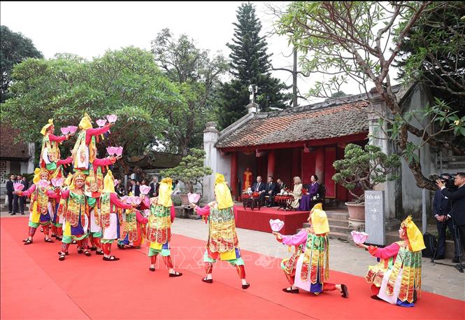 Không gian Văn Miếu - Quốc Tử Giám trở nên sống động khi các nhà lãnh đạo cao nhất của hai nước Việt Nam - Pháp cùng hai Phu nhân cùng thưởng thức Nhã nhạc cung đình Huế - di sản văn hóa phi vật thể đã được UNESCO vinh danh. Ảnh: Thống Nhất – TTXVN