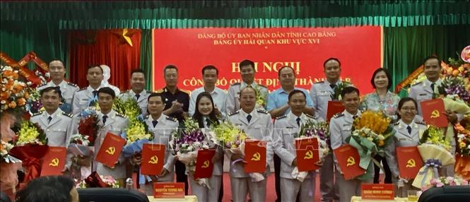 Lãnh đạo tỉnh Cao Bằng trao Quyết định về công tác cán bộ cho cán bộ, đảng viên Hải Quan khu vực XVI. Ảnh: Quốc Đạt - TTXVN

