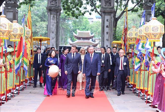 Việc mời Tổng thống Pháp đến Văn Miếu - Quốc Tử Giám không chỉ là lời mời khám phá di sản mà còn là lời khẳng định Việt Nam luôn trân trọng những giá trị giáo dục và văn hóa, luôn sẵn sàng đối thoại, hợp tác sâu rộng với các quốc gia có nền văn hóa phát triển, đặc biệt là Pháp, quốc gia có mối quan hệ lịch sử lâu đời và sâu sắc với Việt Nam. Ảnh: Thống Nhất – TTXVN