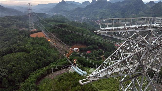 Đơn vị thi công kéo cáp đường dây 500kV ở vị trí cột số 18, thuộc địa bàn xã Xuân Quang, tỉnh Lào Cai. Ảnh: Vũ Sinh - TTXVN