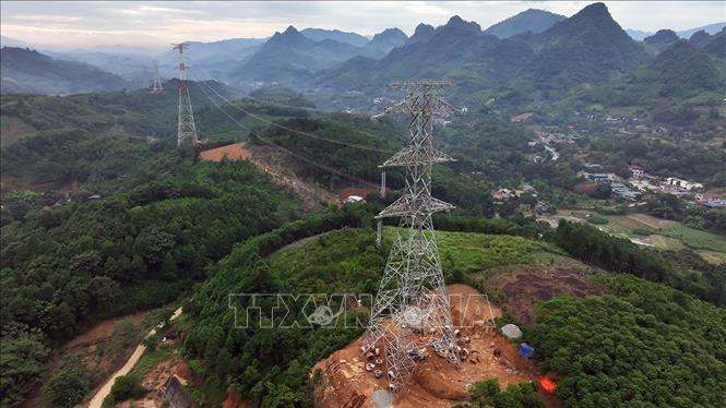 Vị trí các cột số 18,17,16... thuộc xã Xuân Quang, tỉnh Lào Cai đang được triển khai kéo cáp. Ảnh: Vũ Sinh - TTXVN