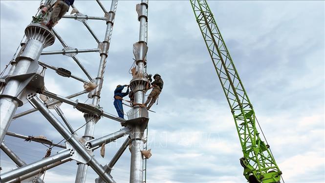 Thi công lắp dựng cột điện ở vị trí cột số 62, thuộc địa bàn xã Bảo Yên, tỉnh Lào Cai. Ảnh: Vũ Sinh - TTXVN