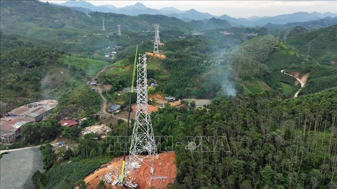 Các cột số 62, 63, 64... thuộc địa bàn xã Bảo Yên, tỉnh Lào Cai đã được lắp dựng xong, chuẩn bị cho việc kéo cáp điện. Ảnh: Vũ Sinh - TTXVN