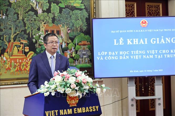 Đại sứ Việt Nam tại Trung Quốc Phạm Thanh Bình phát biểu tại Lễ khai giảng. Ảnh: Công Tuyên - PV TTXVN tại Trung Quốc