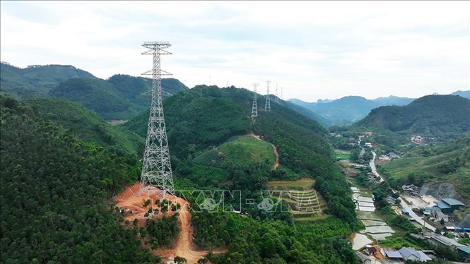 Các cột số 62, 61, 60... thuộc địa bàn xã Bảo Yên, tỉnh Lào Cai đã được lắp dựng xong, chuẩn bị cho việc kéo cáp điện. Ảnh: Vũ Sinh - TTXVN