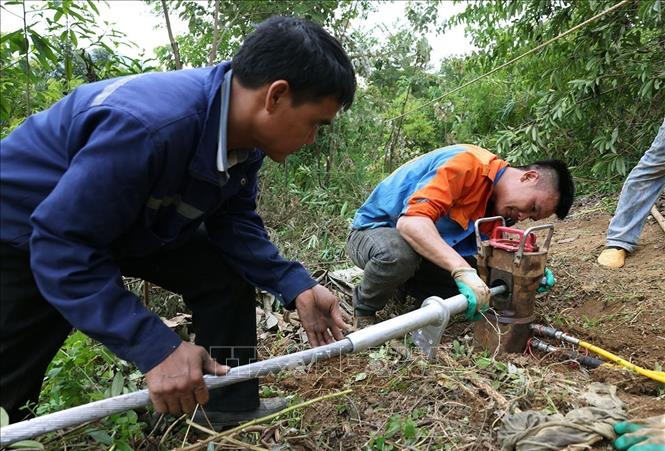 Triển khai kéo cáp điện lên cột ở vị trí cột số 18, thuộc địa bàn xã Xuân Quang, tỉnh Lào Cai. Ảnh: Vũ Sinh - TTXVN