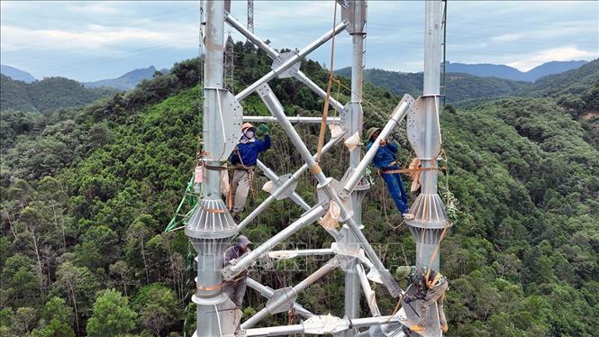 Thi công lắp dựng cột điện ở vị trí cột số 62, thuộc địa bàn xã Bảo Yên, tỉnh Lào Cai. Ảnh: Vũ Sinh - TTXVN