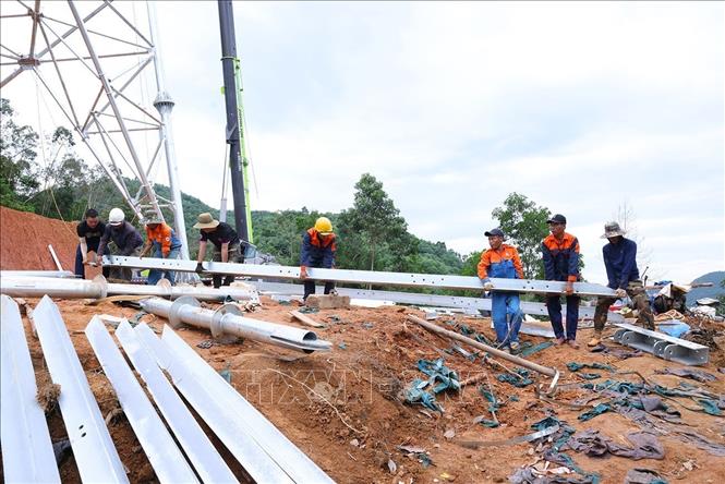 Thi công lắp dựng cột số 62, thuộc địa bàn xã Bảo Yên, tỉnh Lào Cai. Ảnh: Vũ Sinh - TTXVN