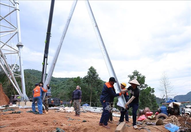 Thi công lắp dựng cột số 62, thuộc địa bàn xã Bảo Yên, tỉnh Lào Cai. Ảnh: Vũ Sinh - TTXVN
