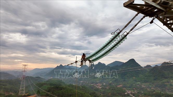 Đơn vị thi công triển khai kéo cáp ở vị trí cột số 18, thuộc địa bàn xã Xuân Quang, tỉnh Lào Cai. Ảnh: Vũ Sinh - TTXVN