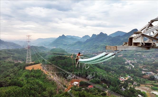 Đơn vị thi công triển khai kéo cáp ở vị trí cột số 18, thuộc địa bàn xã Xuân Quang, tỉnh Lào Cai. Ảnh: Vũ Sinh - TTXVN