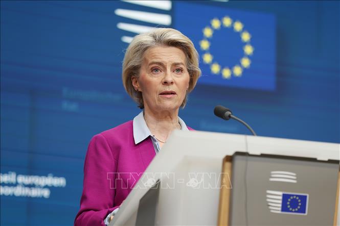 (Tư liệu) Chủ tịch Ủy ban châu Âu (EC) Ursula von der Leyen phát biểu tại cuộc họp báo ở Brussels, Bỉ. Ảnh: THX/TTXVN