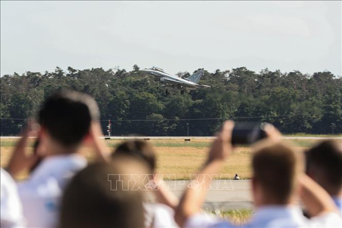 (Tư liệu) Máy bay chiến đấu Eurofighter Typhoon được giới thiệu tại triển lãm hàng không ILA Berlin, ở Schoenefeld, Đức, ngày 22/6/2022. Ảnh: THX/TTXVN