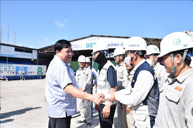 Chủ tịch UBND tỉnh Cà Mau Phạm Thành Ngại thăm hỏi, động viên đội ngũ kỹ sư tham gia thực hiện dự án Khu đô thị du lịch sinh thái hỗn hợp. Ảnh: Chanh Đa-TTXVN