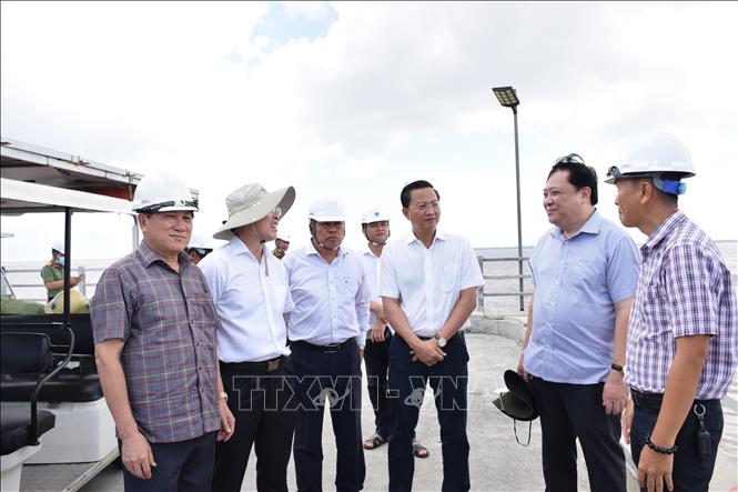 Chủ tịch UBND tỉnh Cà Mau Phạm Thành Ngại khảo sát tình hình sản xuất điện, khai thác dịch vụ du lịch của dự án Nhà máy điện gió Hòa Bình 1. Ảnh: Chanh Đa-TTXVN