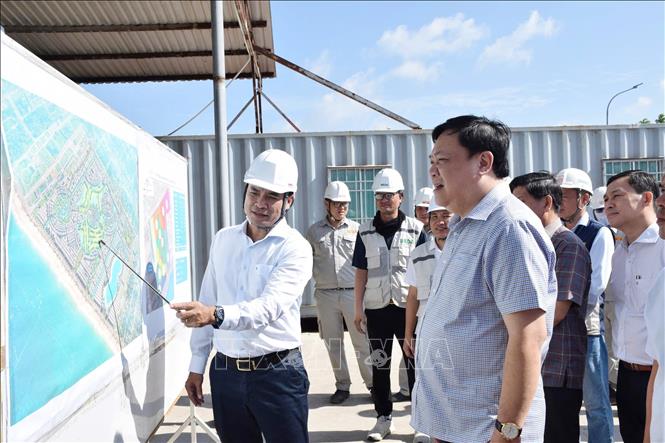 Chủ tịch UBND tỉnh Cà Mau Phạm Thành Ngại nghe lãnh đạo Công ty TNHH Tập đoàn xây dựng DeTa báo cáo tiến độ thực hiện dự án Khu đô thị du lịch sinh thái hỗn hợp. Ảnh: Chanh Đa-TTXVN