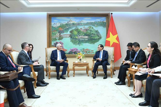 Deputy PM and FM Bui Thanh Son recceives Cuban First Deputy Minister of Foreign Affairs Gerardo Penalver Portal. VNA/Photo by courtesy