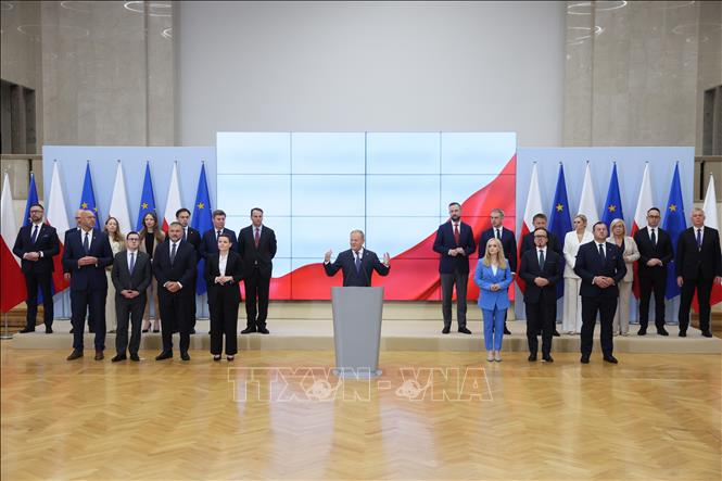 Thủ tướng Ba Lan Donald Tusk (giữa) thông báo quyết định cải tổ nội các tại cuộc họp báo ở Vacsava ngày 23/7/2025. Ảnh: PAP/TTXVN